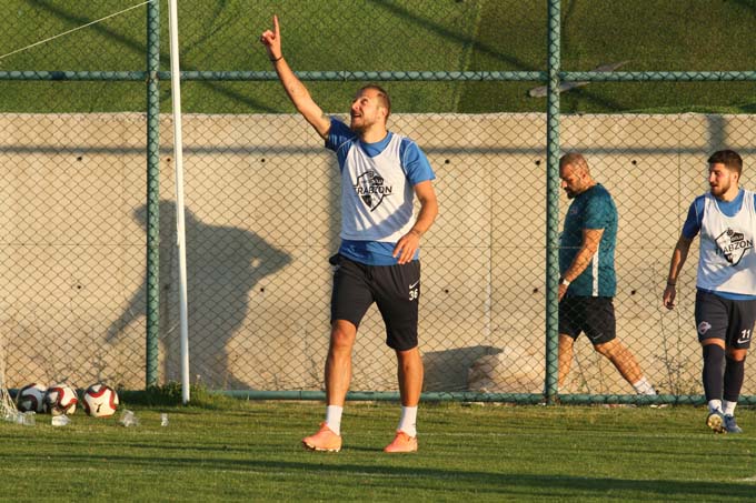 Hekimoğlu Trabzon'dan antrenman öncesi 30 Ağustos kutlaması
