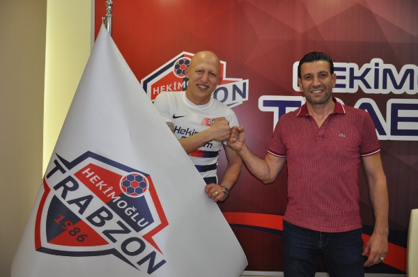 Hekimoğlu Trabzon Sezer Özmen'e imzayı attırdı